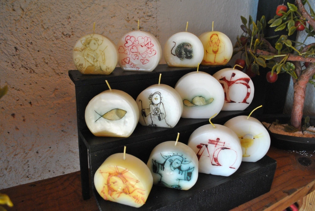 Manos mexiquenses dedicadas a la cerería elaboran velas decorativas y aromáticas