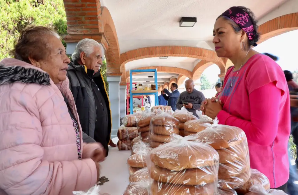 Pequeños productores comercializan en el Mercadito del Campo Mexiquense