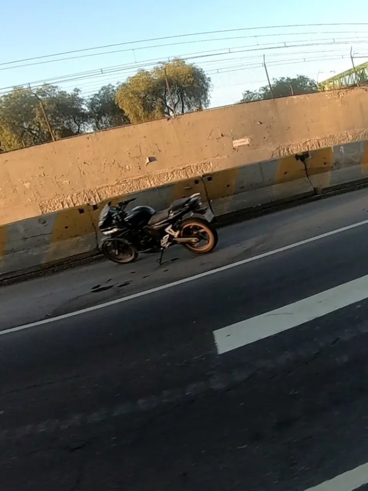 En Calzada General Ignacio Zaragoza en la CDMX Biker se Derrapó