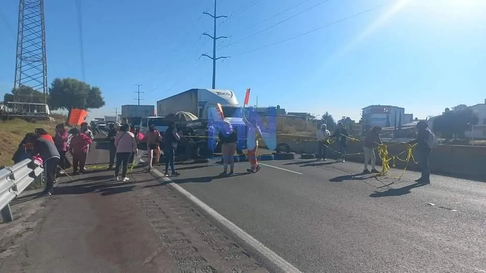 Ahora Bloquean Vecinos de Atizapán Edoméx la Chamap-Lecheria, Exigen Agua Potable