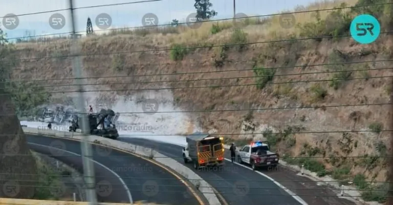 Tráiler cargado de Arena se queda sin Frenos y Vuelca en la Atlixco Puebla y Chofer con vida