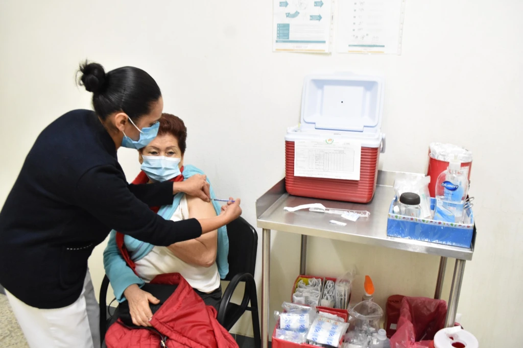 Adultos mayores y mujeres embarazadas confían en la vacunación contra COVID-19 e Influenza en Edoméx
