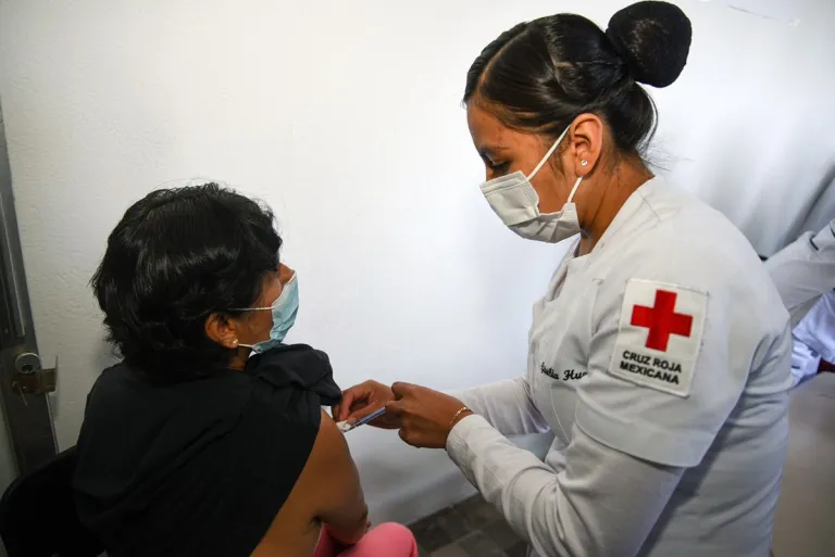 Ofrece Vacuna de Pfizer contra covid-19 a bajo costo la Cruz Roja Mexicana