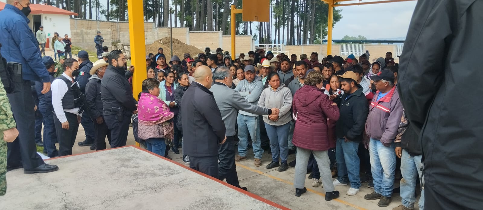 Gobernadora Delfina Gómez visita Texcaltitlán; solicita a Sedena coordinar presencia permanente de fuerzas fed erales