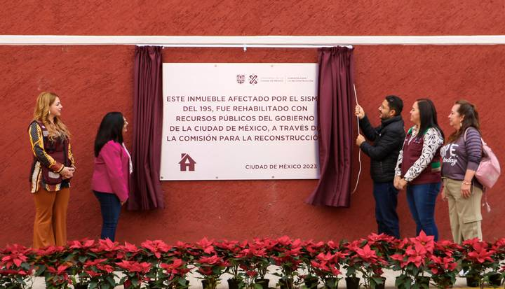 Batres entrega unidad habitacional en Tláhuac que fue rehabilitada por sismos de 2017