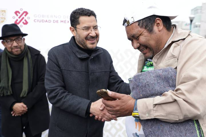 Batres entrega cobijas y ropa de frio a grupos vulnerables de Iztapalapa
