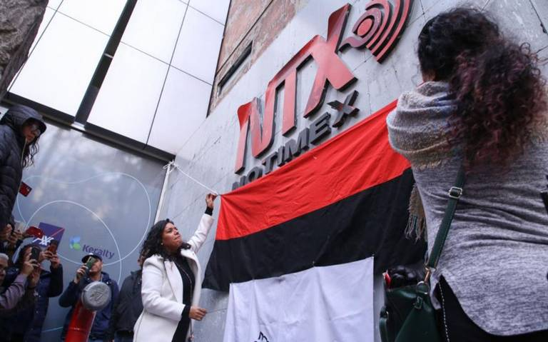 Huelguistas de Notimex levantan banderas rojinegras y el campamento que mantenían tras 46 meses de conflicto
