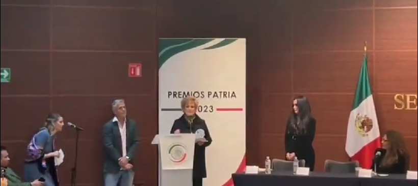 Maxime Woodside recibe el premio Patria Pro-Humanitas 2023 por su trayectoria en el medio del espectáculo