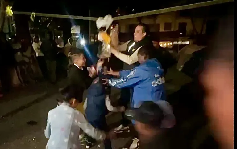 En la Colonia Roma CDMX Migrantes celebran la Navidad con Piñatas y Velitas