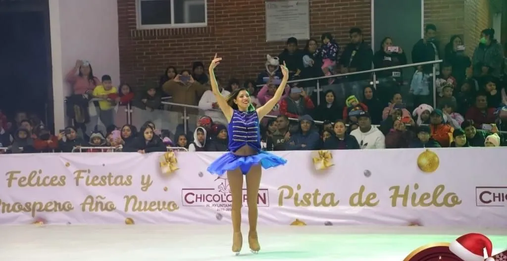 Inaugura Nancy Gómez Pista de hielo y Villa Navideña en Chicoloapan Edoméx