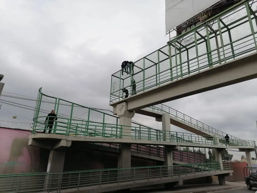 Evitan Policías de Ecatepec Edoméx que Hombre se Arroje de Puente