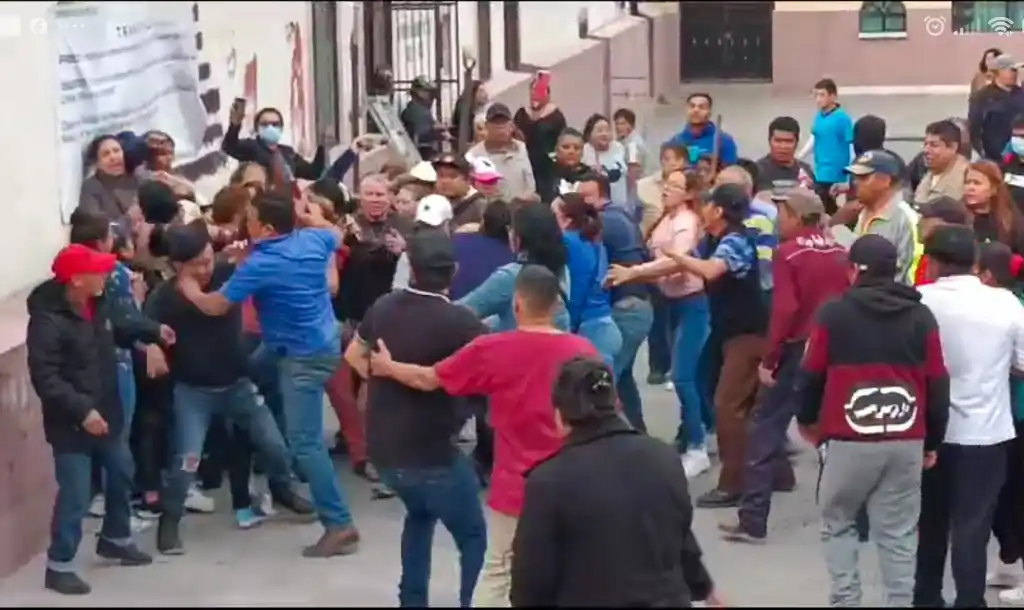 En la Colonia Guadalupe Victoria Ecatepec Edoméx , Riña por Control de Oficina Delegacional