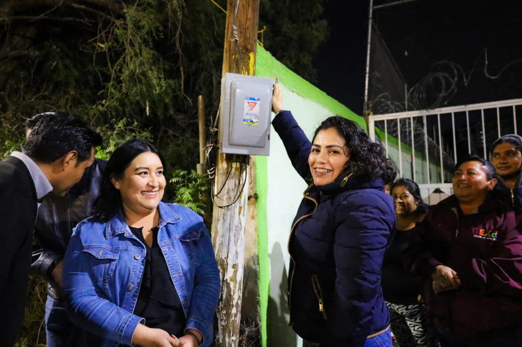 En Texcoco Edoméx, Continúan iluminando calles y Espacios Públicos
