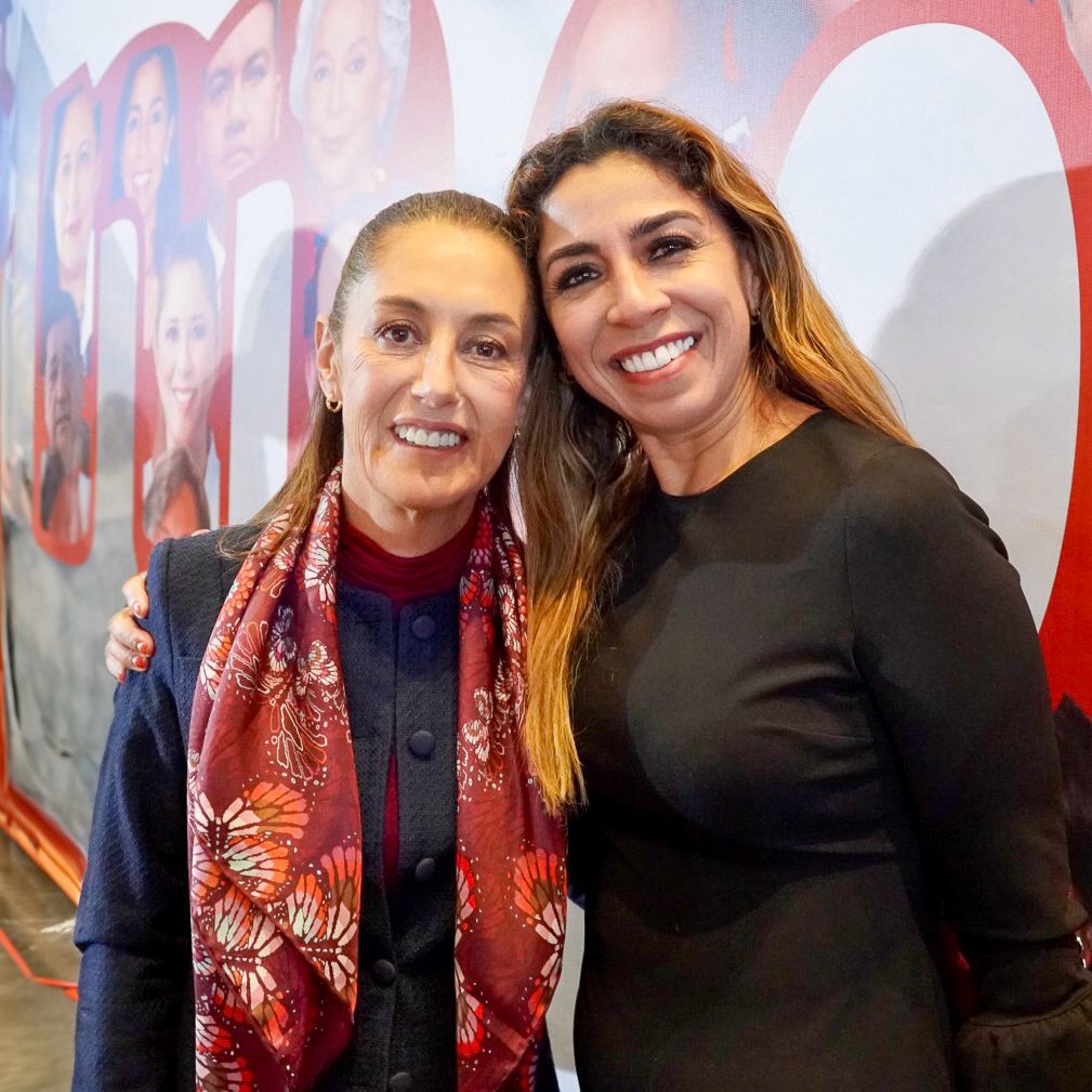 Marybel Villegas junto con Claudia Sheinbaum en la XII Reunión Plenaria del Grupo Parlamentario de MORENA