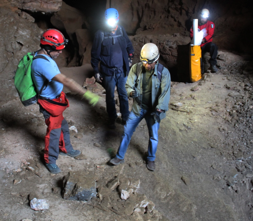 Descubren instrumentos de caza con antigüedad de 1,900 años, en una cueva de Cadereyta, Querétaro