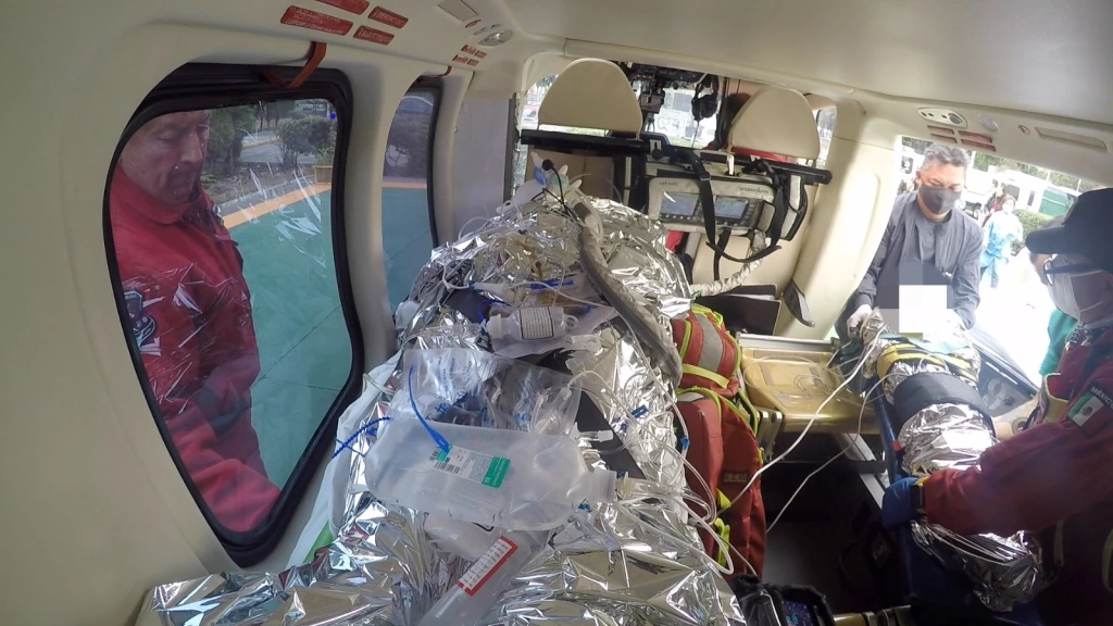 Grupo “Relámpagos” traslada a personas lesionadas por explosión en la Unidad Habitacional Tepozanes