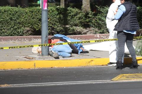 Fallece motociclista al derrapar y sale proyectado contra un poste