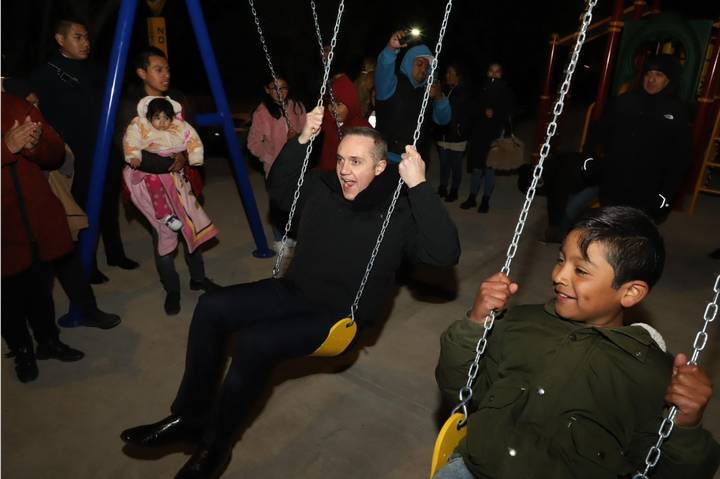 Adrián Rubalcava entrega cobijas y juguetes de reyes magos en Cuajimalpa