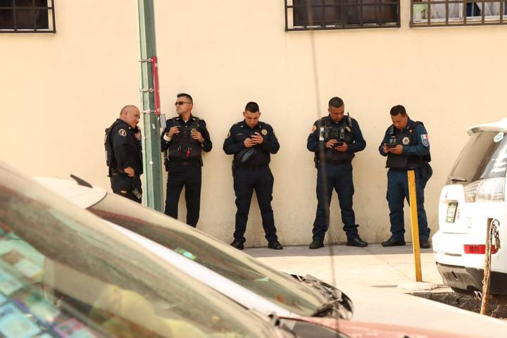 Mujer se arroja de un quinto piso en la Doctores