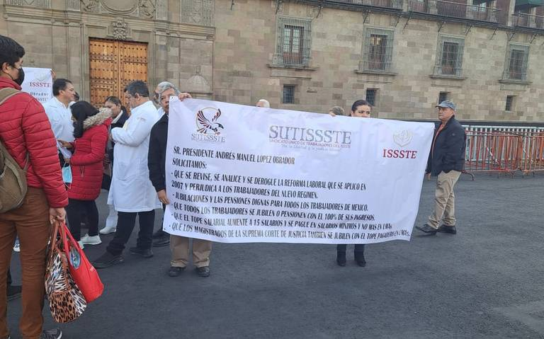 Trabajadores del ISSSTE exigen pago de pensiones