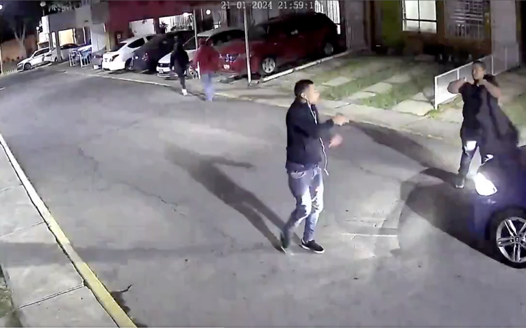 Asaltan a familia a las puertas de su casa