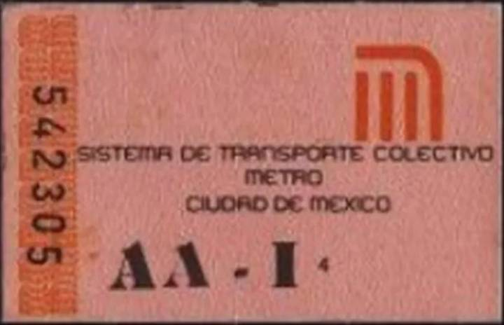 Imprimen los últimos boletos del metro antes de desaparecerlo definitivamente