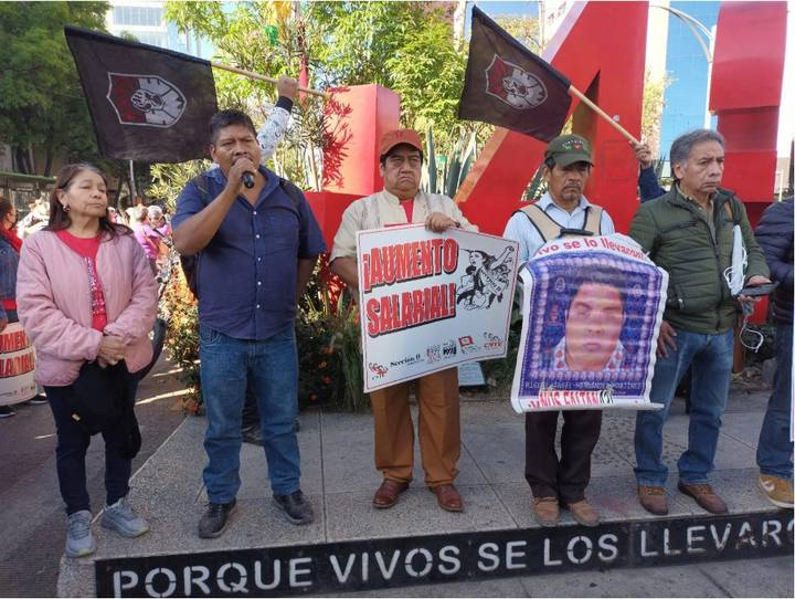 Maestros de la CNTE marcharon en la CDMX para exigir mejores salarios