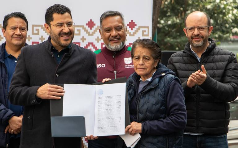 Martí Batres hace entrega de predio y escrituras a costureras afectadas por sismos del 85