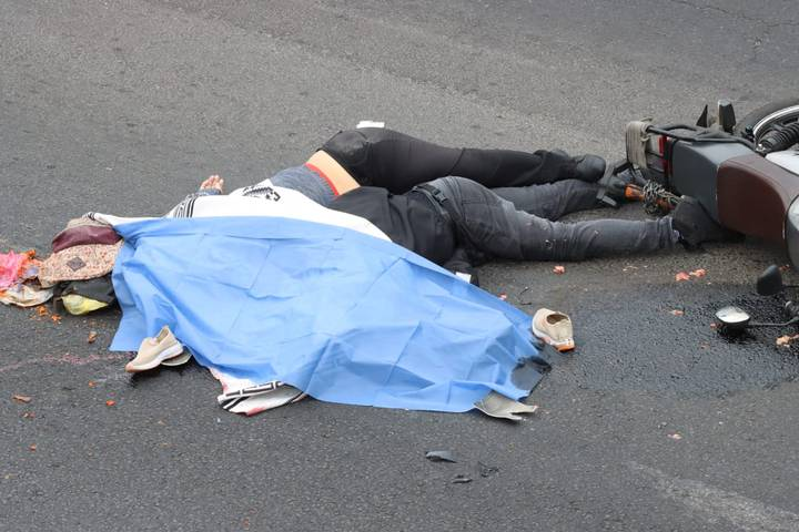 Tráiler embiste a pareja en una moto y un automovilista los remata en la México-Querétaro