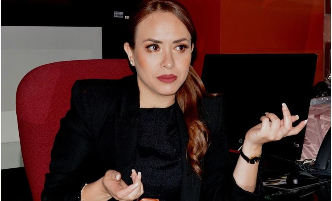 Debido a que existen diversos medios de apremio para obligar a los deudores alimentarios a cumplir con sus oblig aciones, la jueza Noveno Familiar, Josefa del Carmen Franco Corral, consideró que aplicar una multa no ayudaría a que  subsanaran sus adeudos. Franco Corral explicó que dicha medida disminuiría la capacidad económica del moroso, en detr imento de aquellos que tienen la necesidad de que se les cubran los medios para su subsistencia. En este sentido, record ó que existen otros medios de apremio, los cuales están señalados en el artículo 135 de la Ley General de los Derech os de Niñas, Niños y Adolescentes como el requisito de presentar constancia de no adeudo de alimentos para realizar ci ertos trámites. La jueza integrante del Poder Judicial de la Ciudad de México, que preside el magistrado Rafael Guerra  Álvarez, recordó que el certificado de no adeudo, permite la expedición de licencia de conducir, documentos de ident idad e incluso los relacionados con trámit