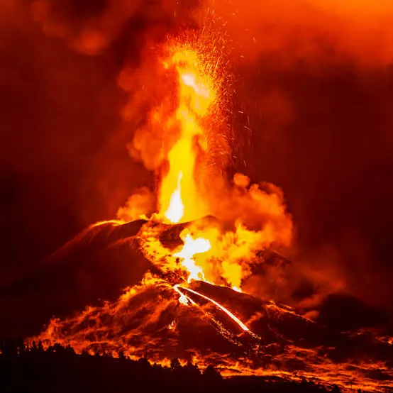 Erupciones Volcánicas en tres países: Islandia, Indonesia y Japón en alerta por la actividad sísmica