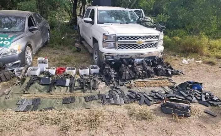 Sedena incauta arsenal y 18 vehículos a célula criminal que operaba en Tamaulipas