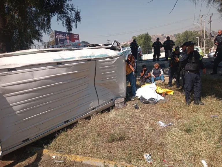 Chófer Muere de Transporte Público tras sufrir Infarto y Volcar su Unidad sobre la México-Pachuca Edoméx