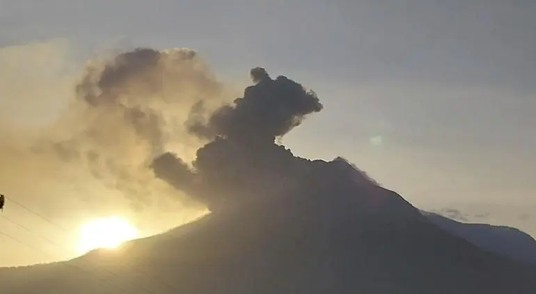 En Indonesia evacuan a mil 500 personas por erupciones del volcán Lewotobi Laki-Laki