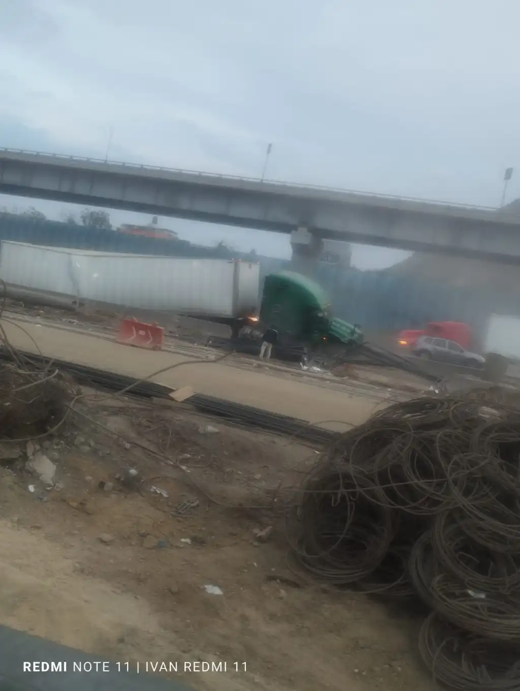 Intenso Tráfico en la Autopista hacia Puebla durante la mañana y tarde por accidente de Tráiler