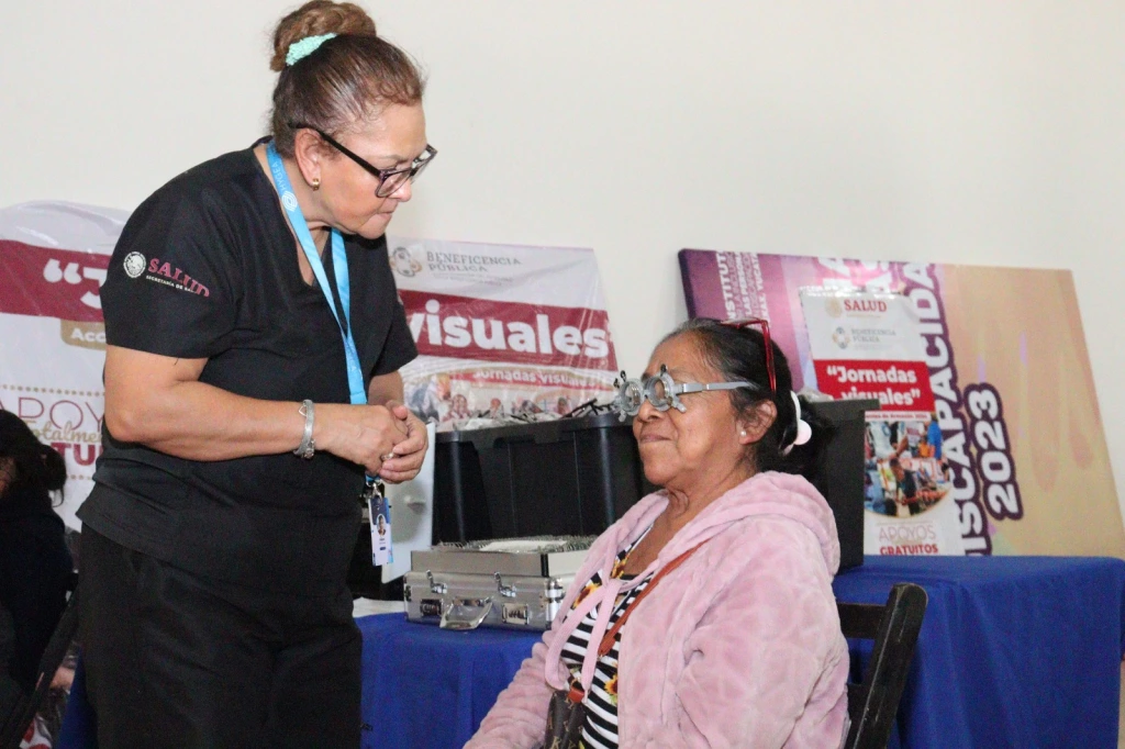 En Yucatán México, Entrega lentes graduados a más de mil personas, la Beneficencia Pública
