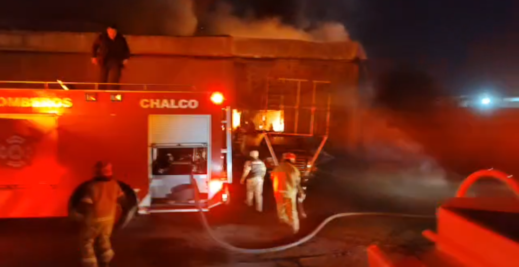 Se Incendia Fábrica de Colchones en Zona Industrial de Chalco Edoméx
