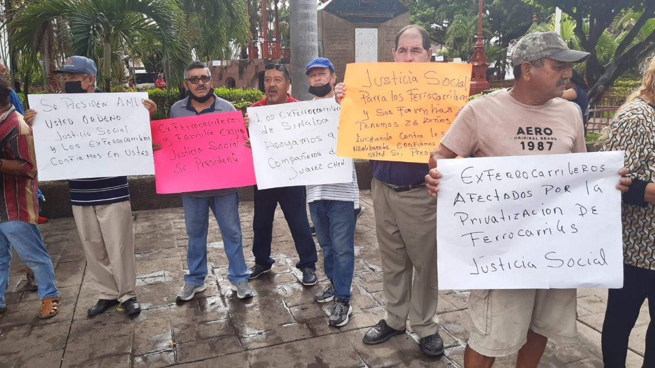 Ex ferrocarrileros exigen pagos, de lo contrario anuncian cierre de carreteras y trenes