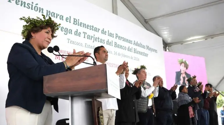 Entrega Delfina Gómez entrega pensión a los adultos mayores en el oriente del Edomex