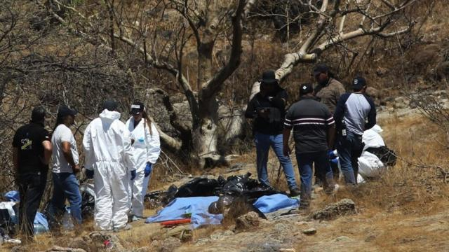 Trabajadores de limpia de Chalco encuentran restos humanos dentro de un canal