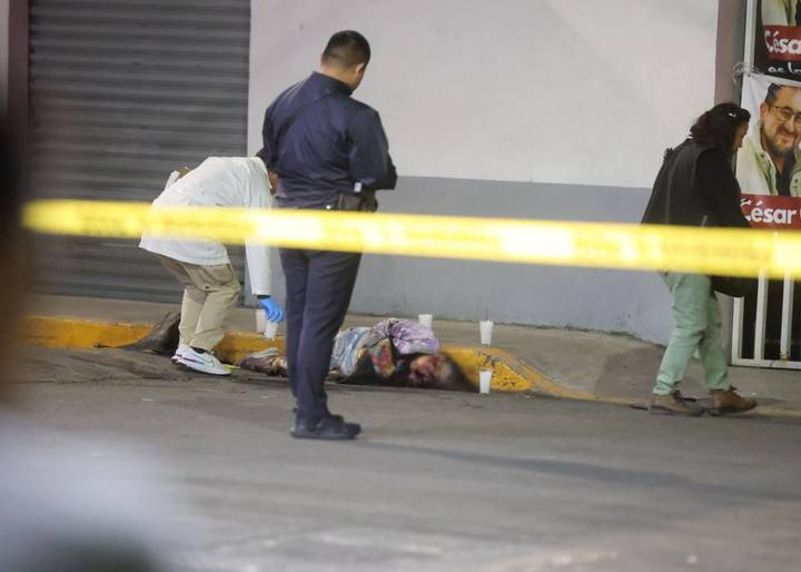 Por broncas viales, sujeto atropella a dos personas, una muere