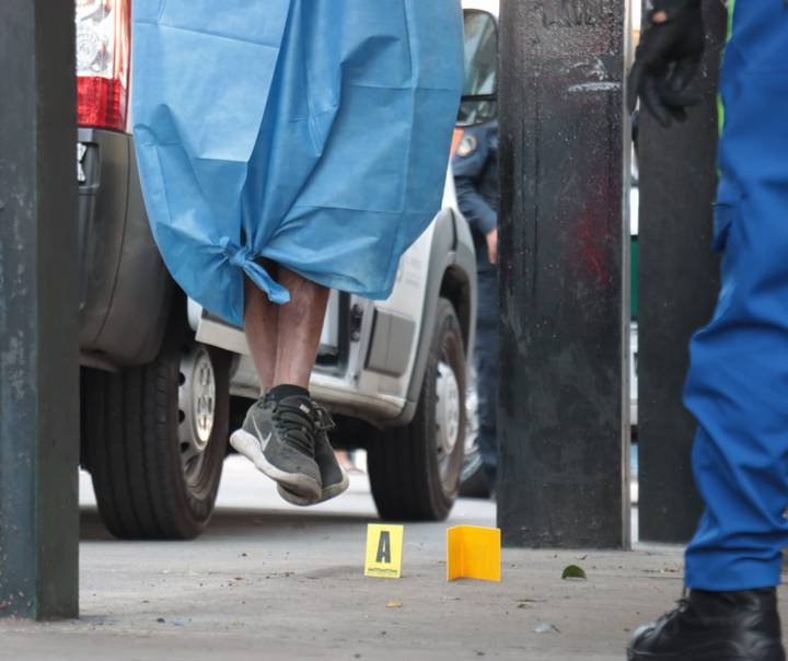 Queda sujeto colgado de un puente peatonal con lo que termino con su vida