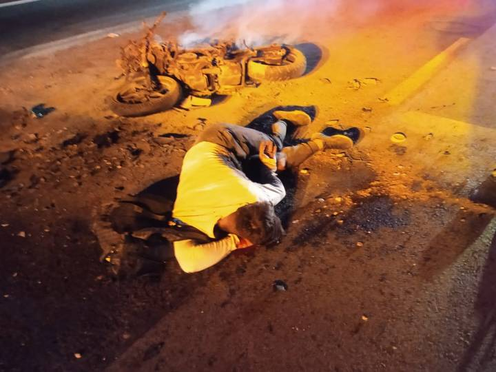 Fallecen dos hombres al caer de su moto tras ser impactados por un auto