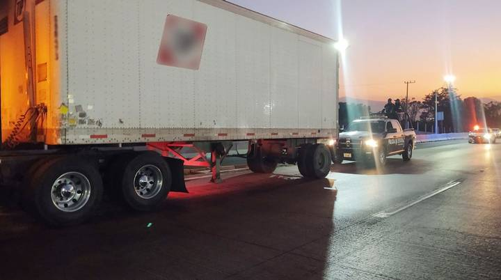 Ante la ola de robos en el Edomex, patrullas escoltan a camiones y tráileres