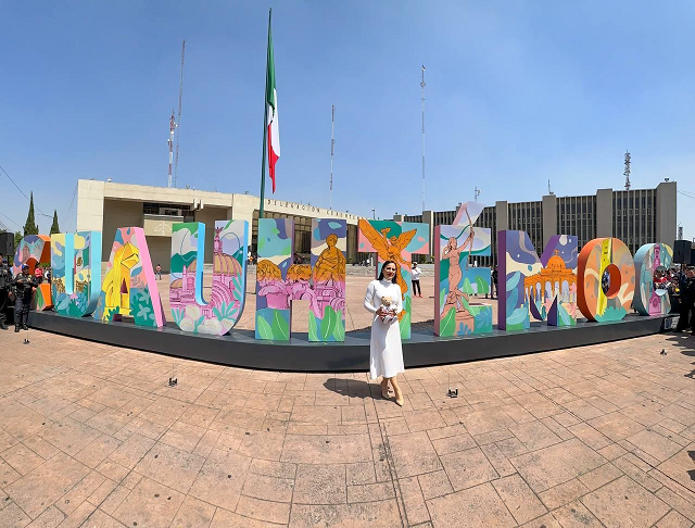 Sandra Cuevas inaugura con letras monumentales la palabra “Cuauhtémoc” en la explanada principal de la alca ldía