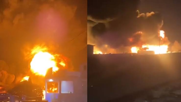 Incendio de gran magnitud en corralon de almacenamiento usado por la FGR para almacenar «guachicol» en Hidalgo; dejo 200 carros quemados