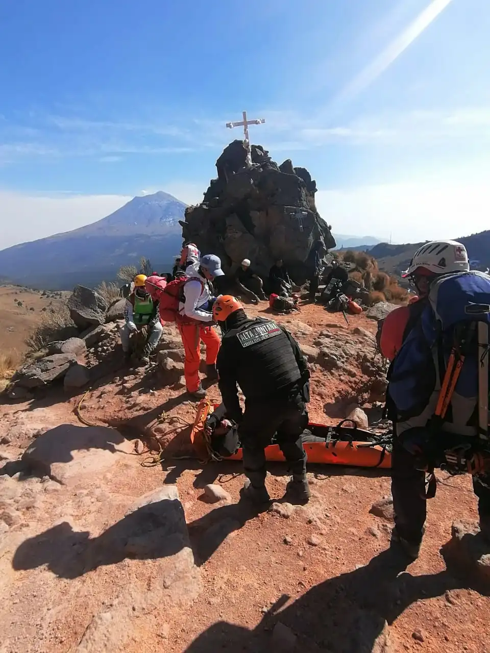 Brindan Apoyoa Persona Lesionada en el Izta-Popo,  Policíade Alta Montaña y de la Secretaria de Seguridad Edom éx