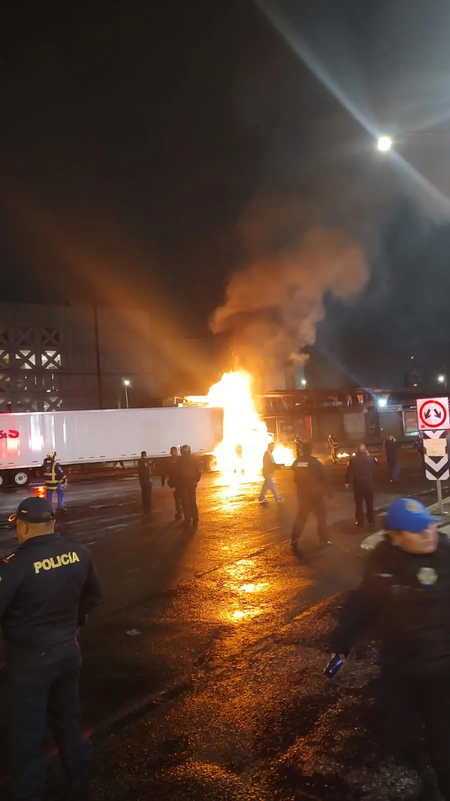 Impacta Trailer y Explota a un Costado del Tapo en la CDMX