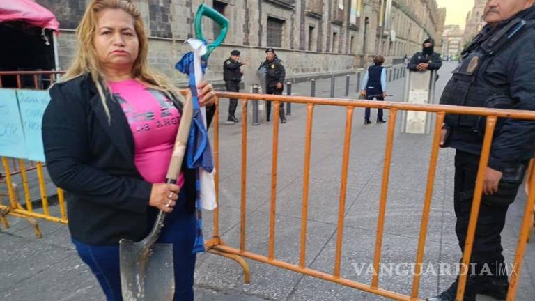 Madre buscadora toca puerta de Palacio para entregarle personalmente a AMLO la pala con la que busca a sus hijos ; pero él contesta «que me la deje aqui»
