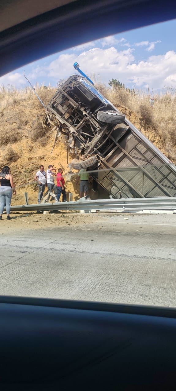 15 lesionados y 4 muertos deja Volcadura en la Pista México- Puebla